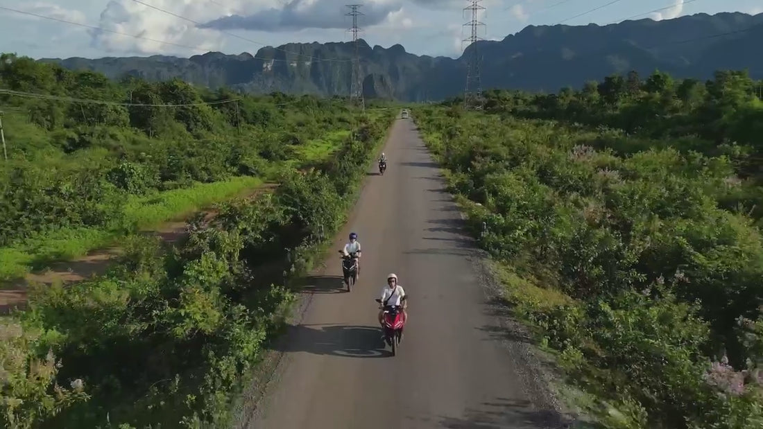 Gründer von Sneef fahren mit Rollern durch die grüne Landschaft Thailands